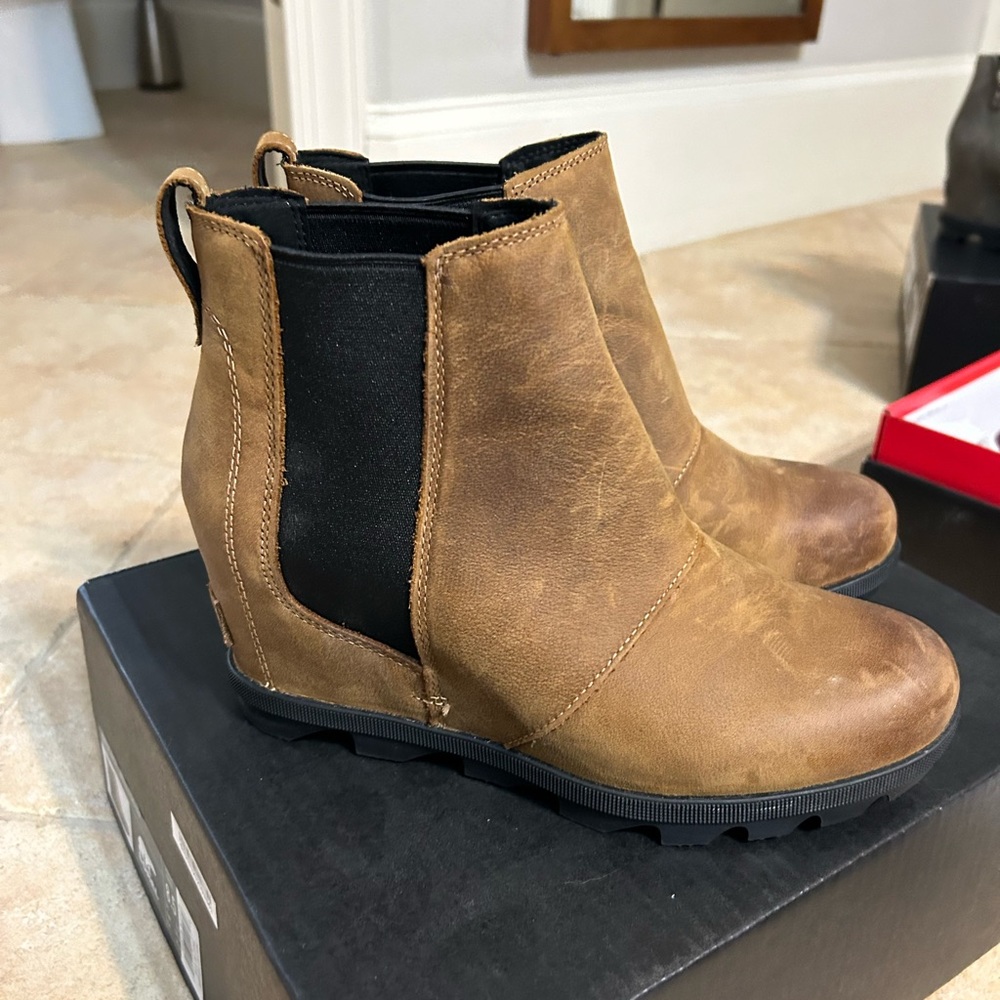 NWOT Sorel Joan of arctic wedge II Chelsea bootie Sz 8.5 euc.